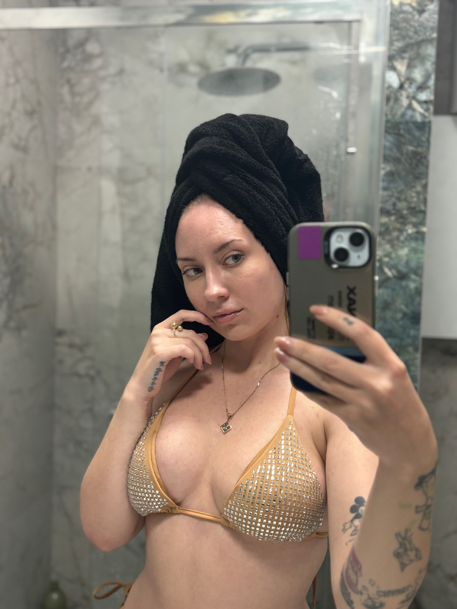 Nude girl KateV in Rio de Janeiro