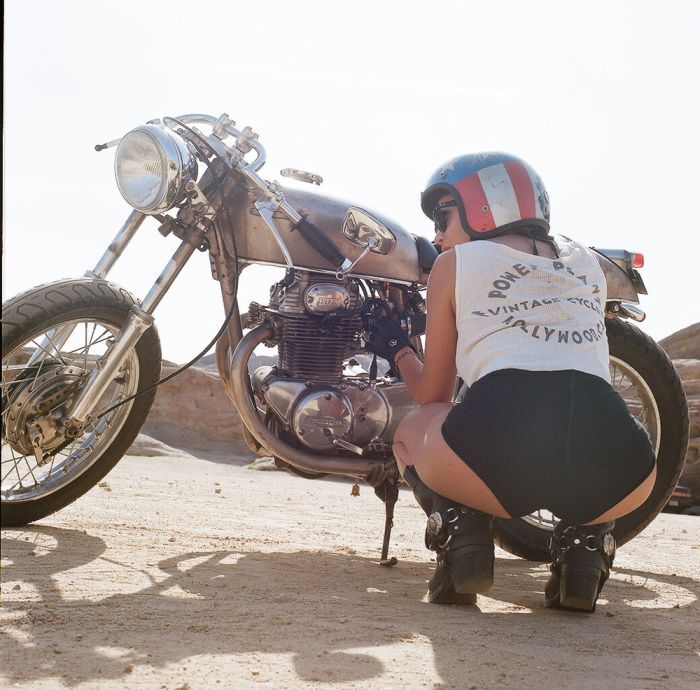 A playful frame from Girls on a motorcycle — online in Rio de Janeiro