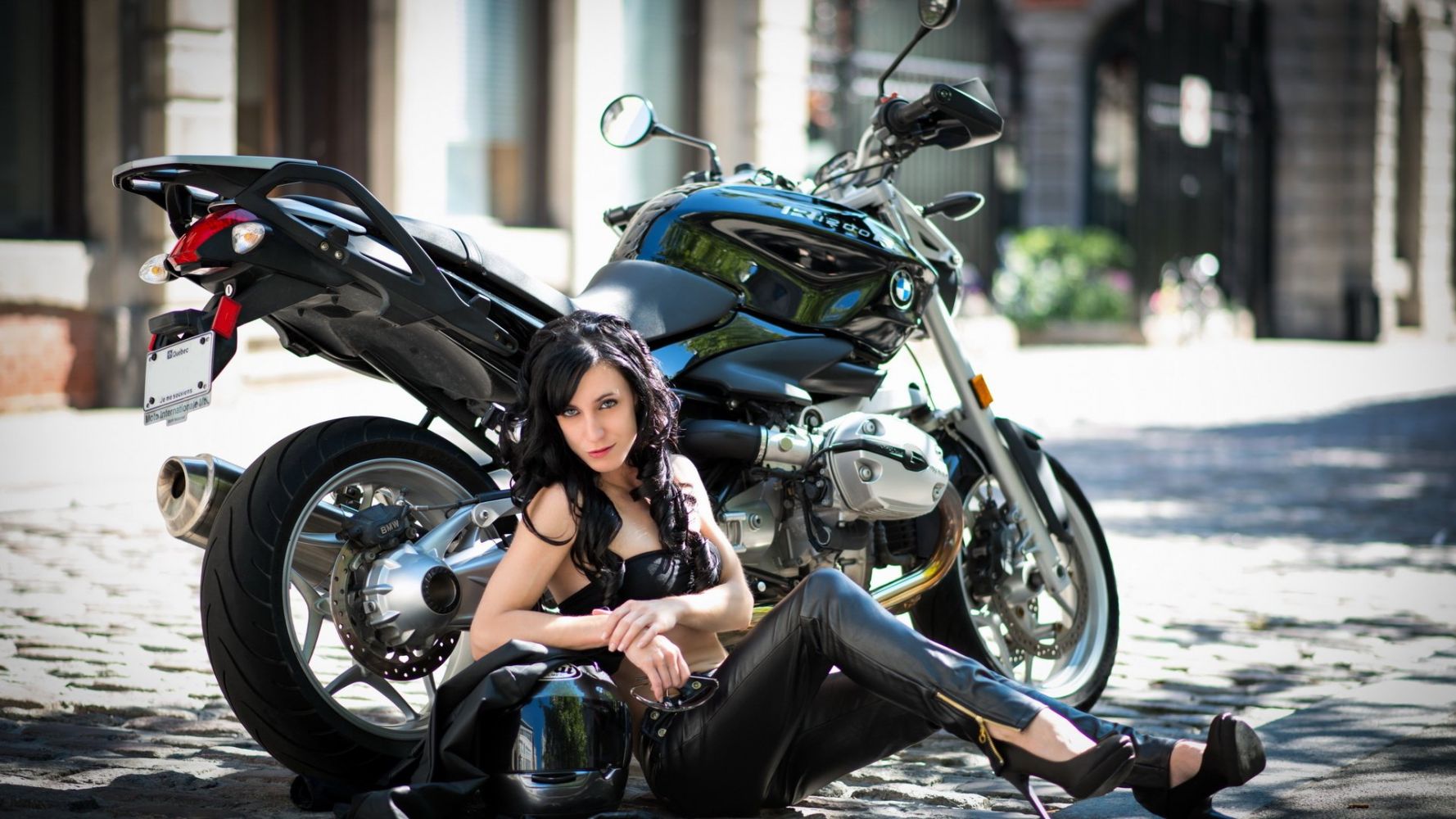 Fresh photos, fresh mood — European women on bikes online in Rio de Janeiro