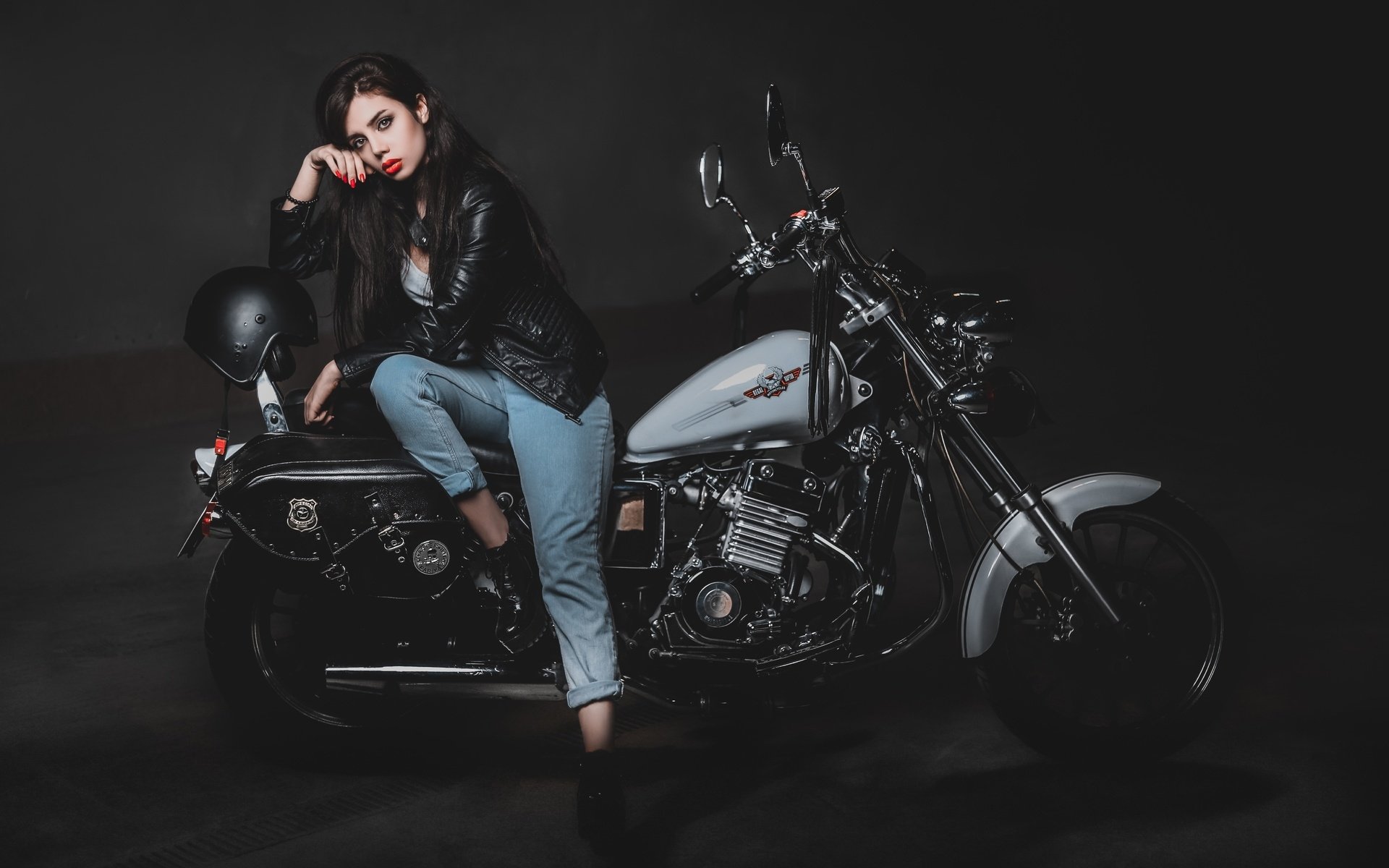 Biker girls: style and drive brings the glow — live moments in Rio de Janeiro