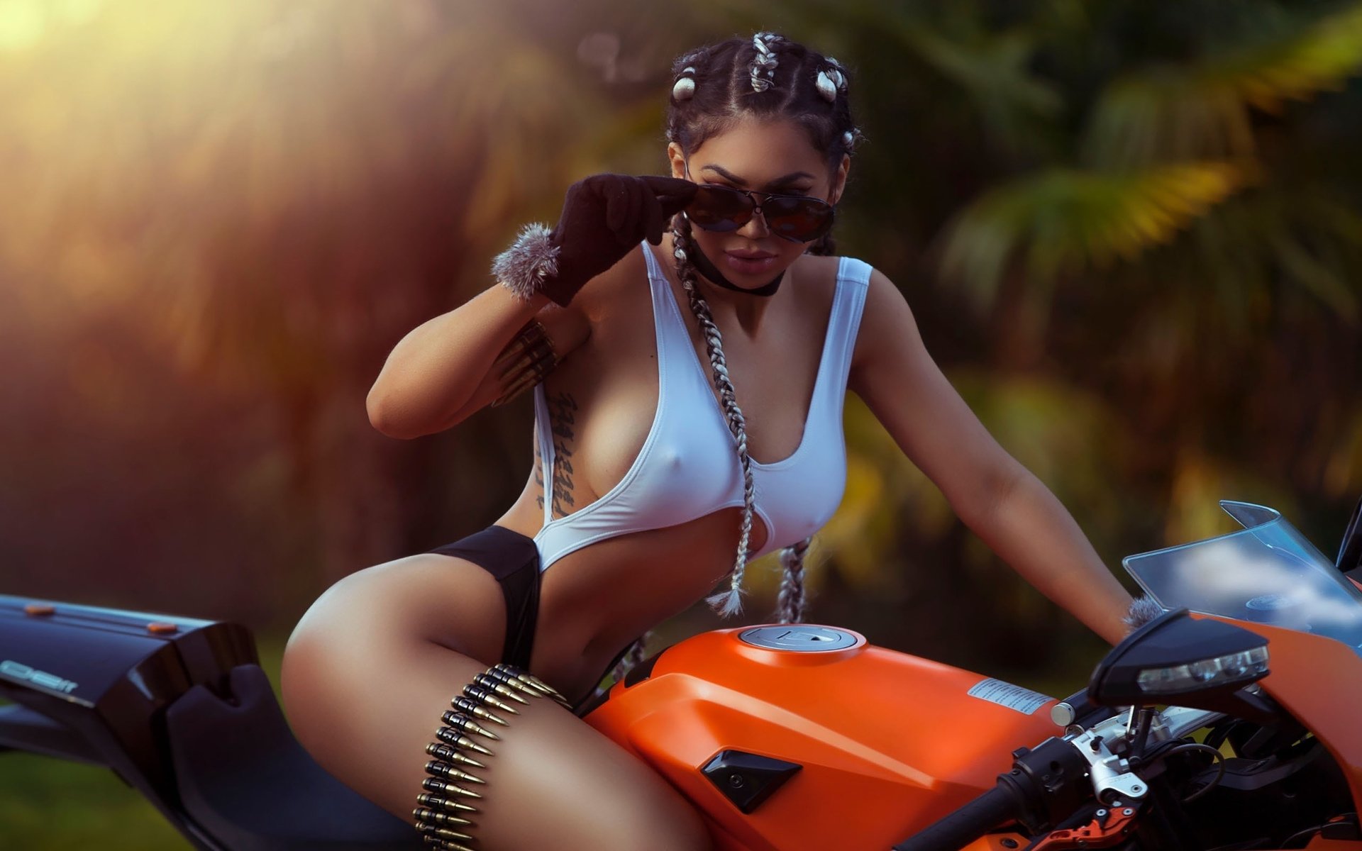 Take a pause and enjoy Girls with tattoos and motorcycles — streaming from Rio de Janeiro