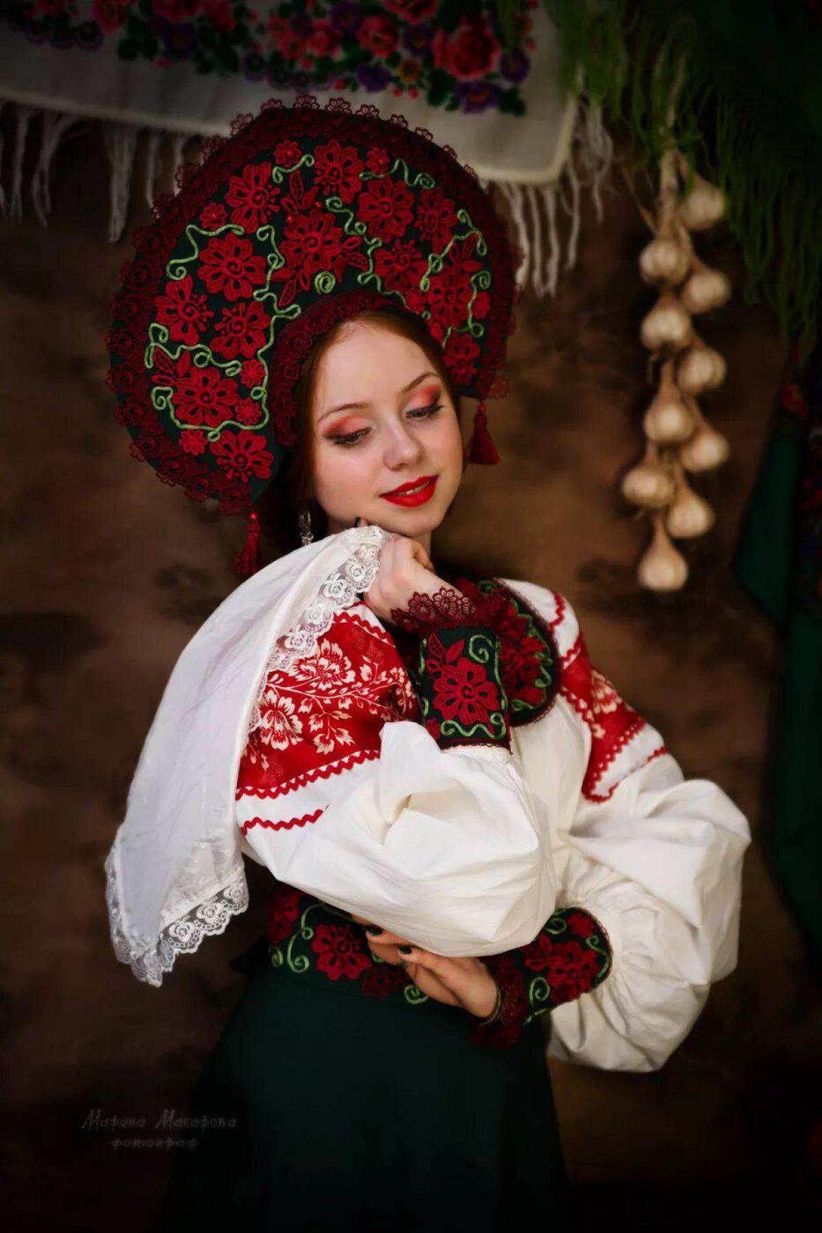 Take a pause and enjoy Women in Slavic costumes — streaming from Rio de Janeiro