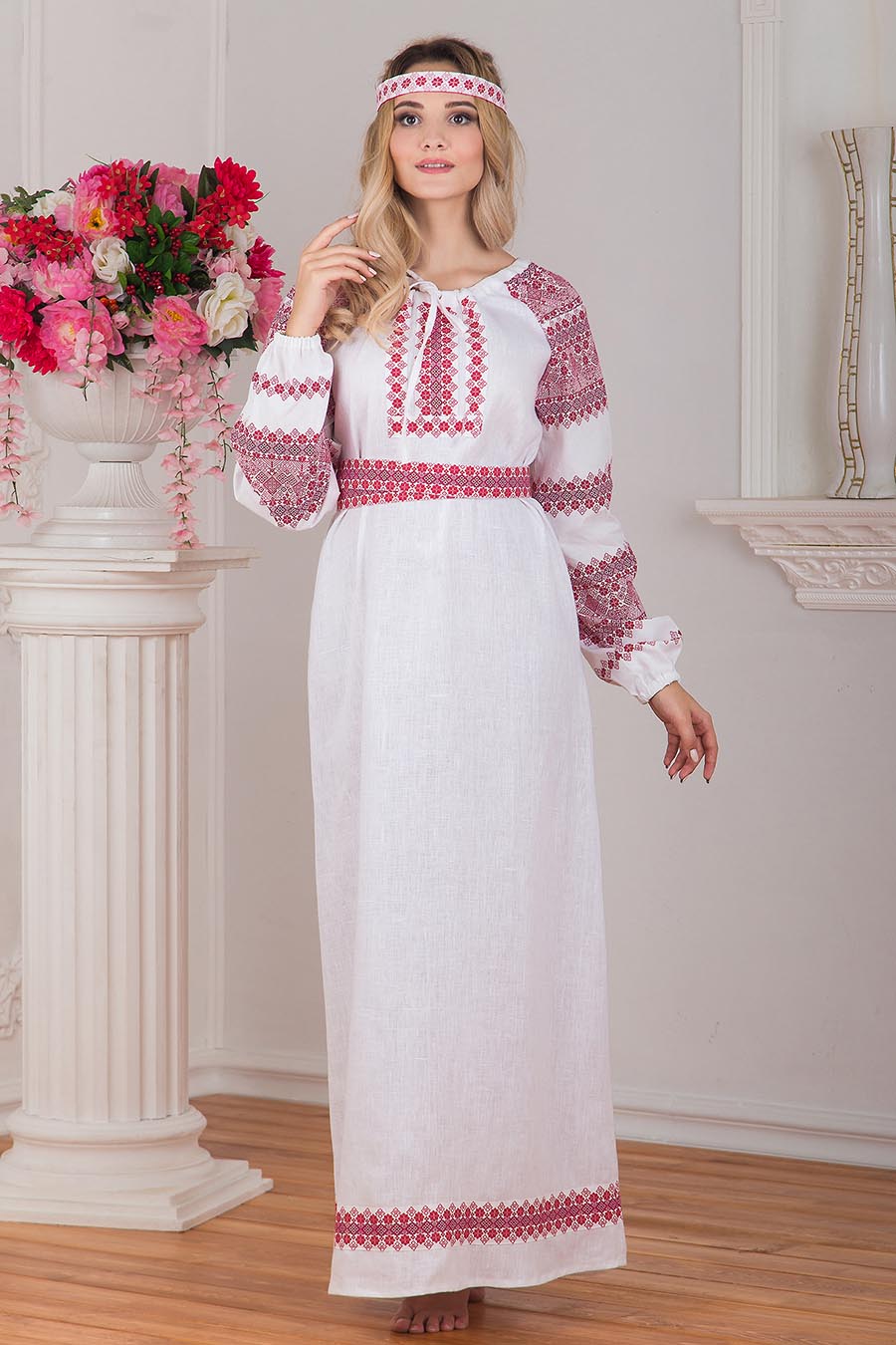 A playful frame from Women in Slavic costumes — online in Rio de Janeiro