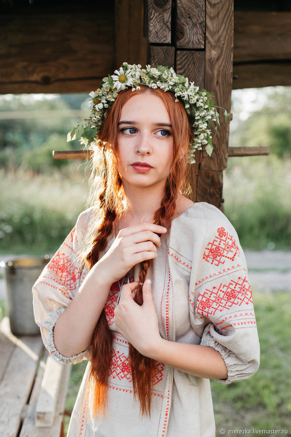 A playful frame from Girls in Slavic costumes — online in Rio de Janeiro